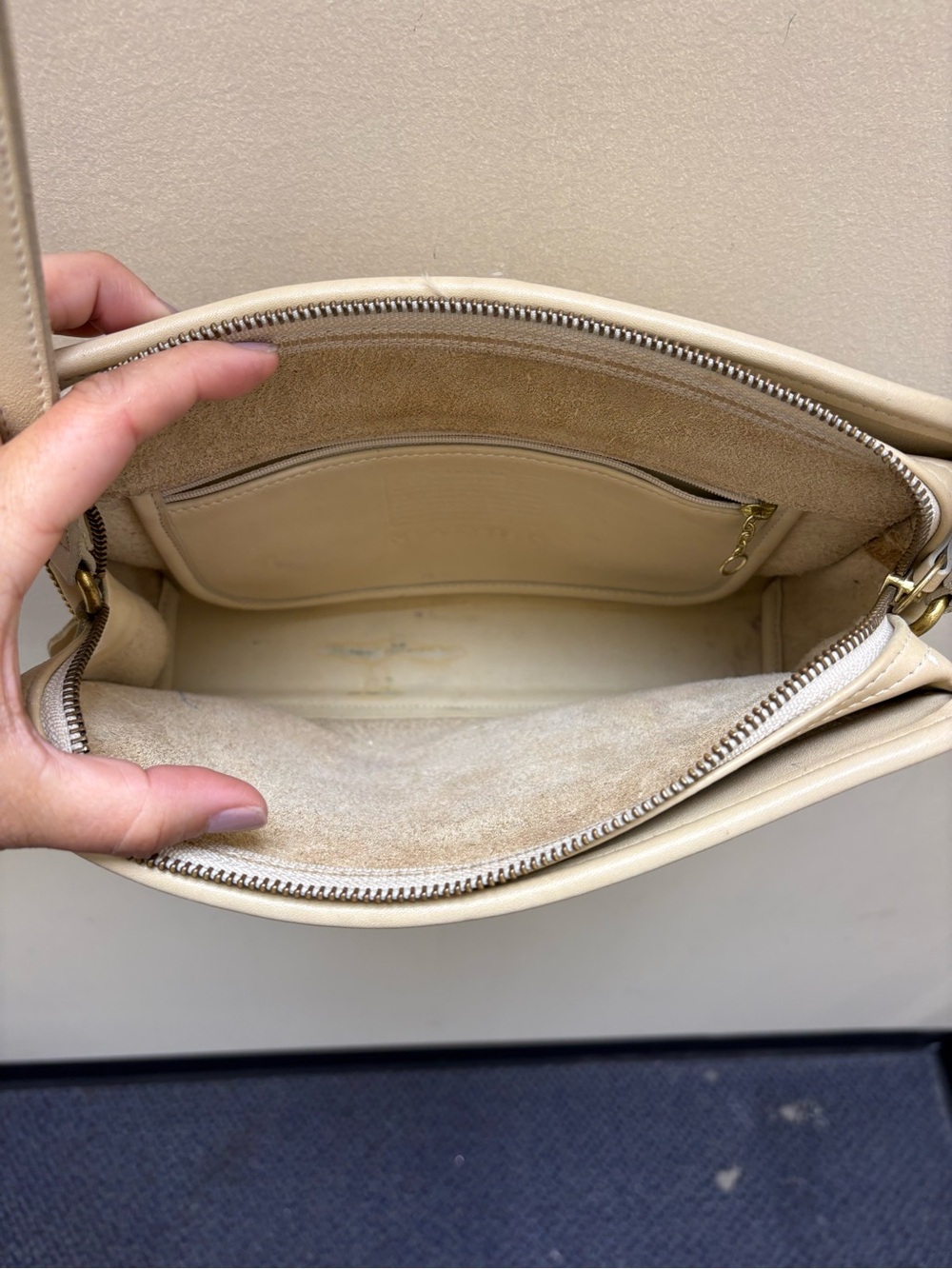 Vintage Coach Sutton Bag #9814 
Cream Leather Crossbody-see pics for stains - Picture 10 of 16